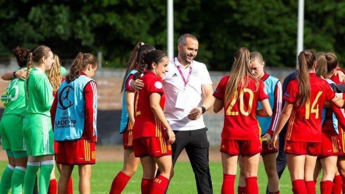 El seleccionador Pedro López (c) felicita a las internacionales sub-19 de España.-EFE
