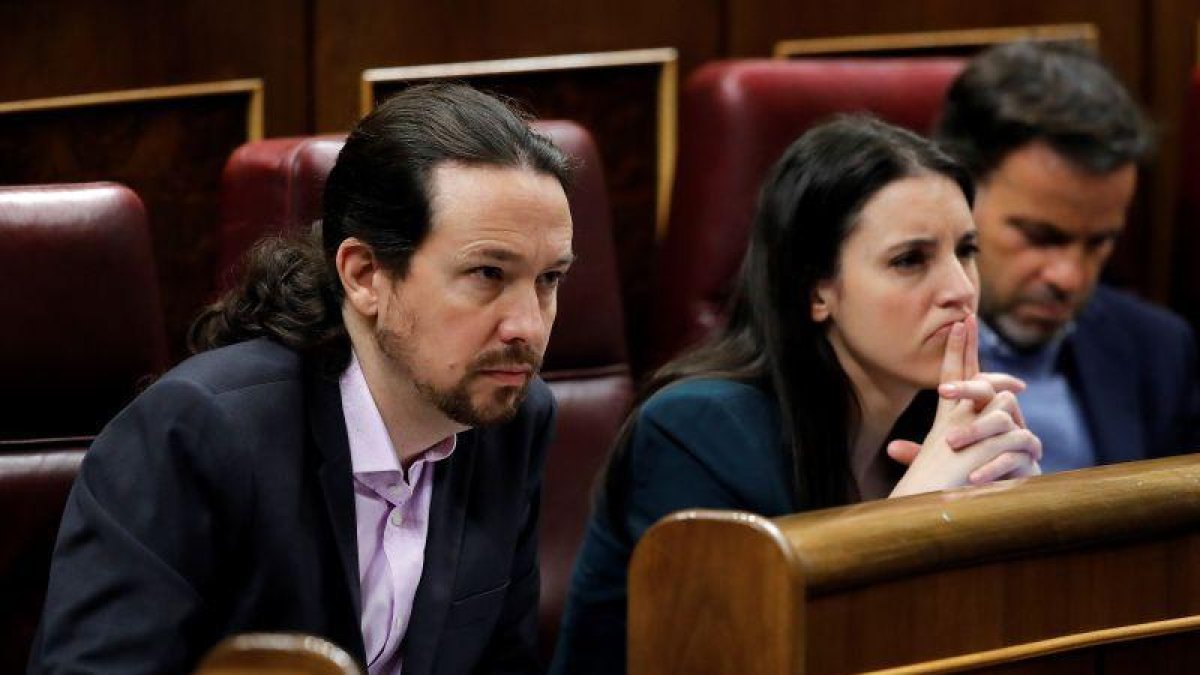 Los líderes de Unidas Podemos, Pablo Iglesias e Irene Montero, hoy en el Congreso de los Diputados durante la primera jornada de la sesión de investidura.-EFE