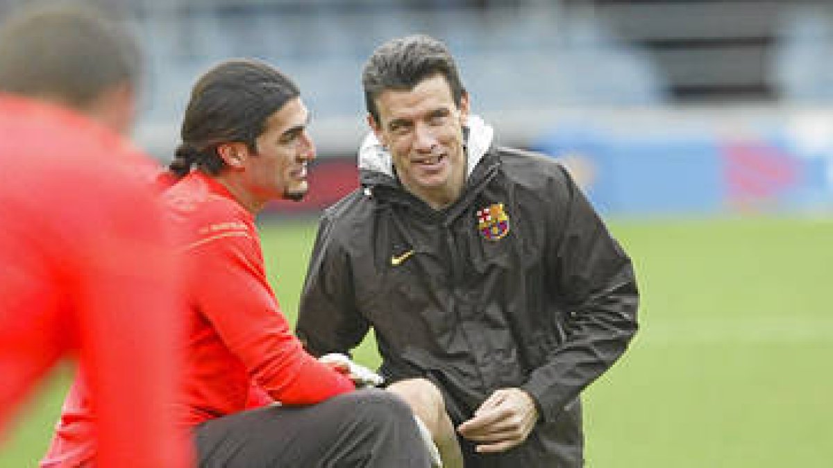 Juan Carlos Unzué charla con Pinto durante un entrenamiento con el Barcelona. / EL MUNDO-