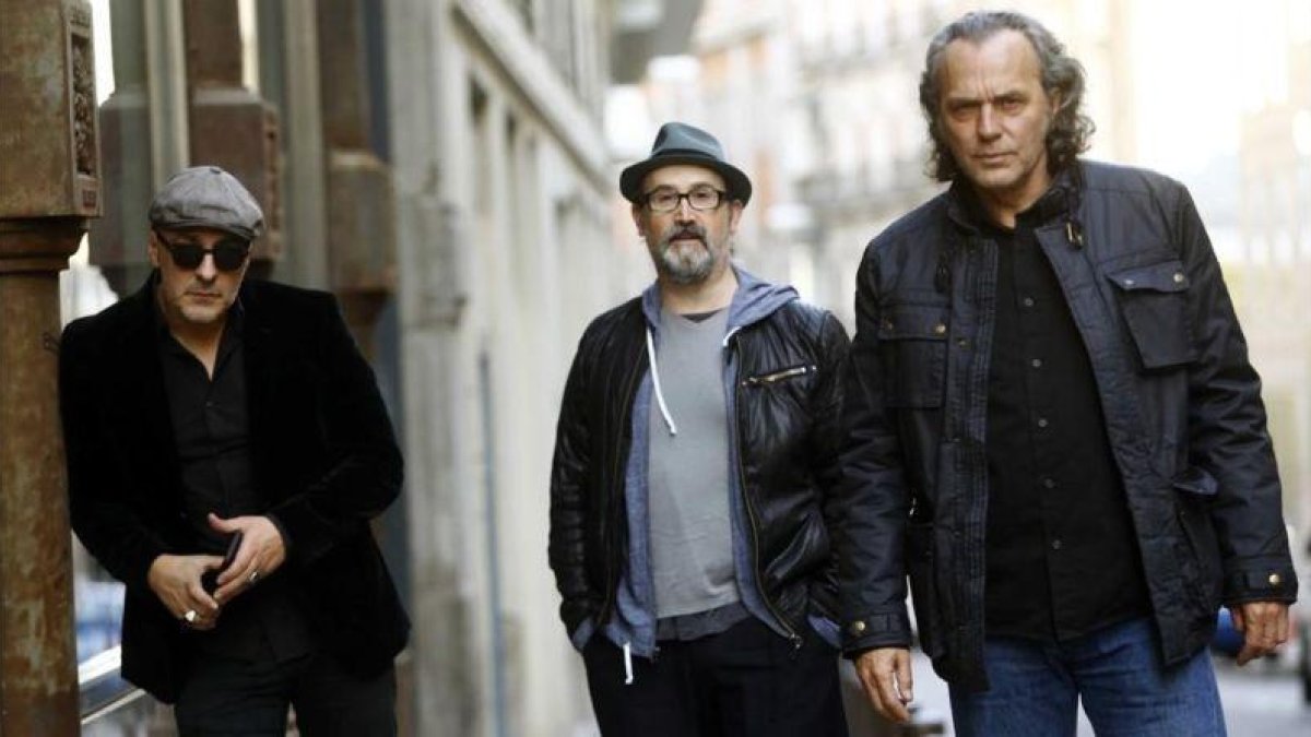 De izquierda a derecha, Roberto Álamo, Javier Cámara y Jose Coronado, protagonistas de 'Es por tu bien', en el hotel de las Letras de Madrid.-AGUSTÍN CATALÁN
