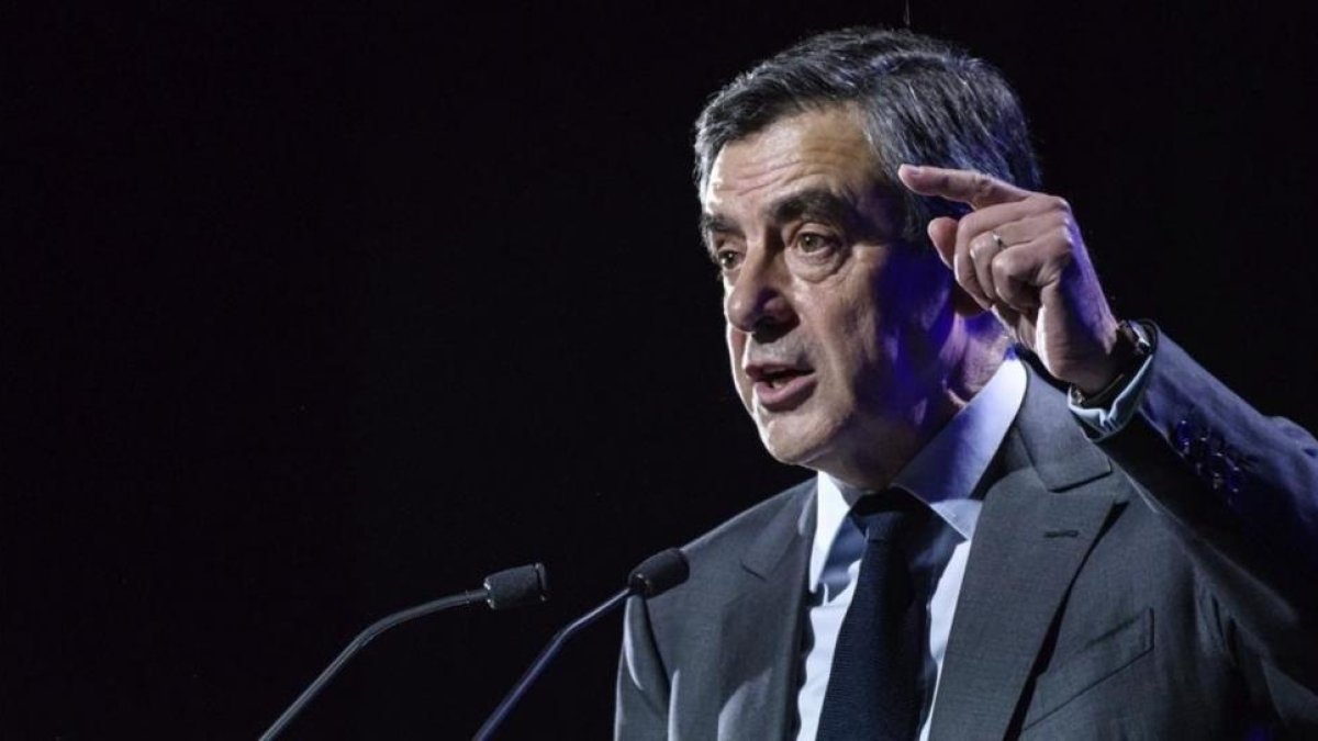Fillon se dirige a la audiencia durante un acto electoral celebrado en Caen, este jueves.-CHRISTOPHE PETIT TESSON