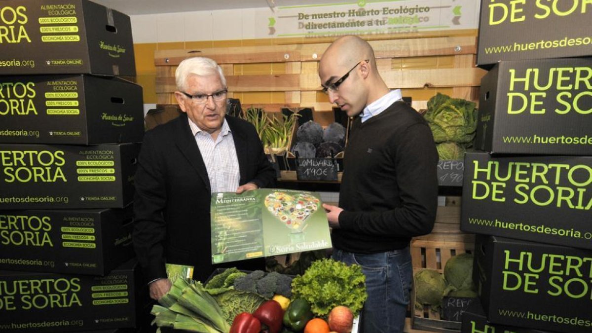 Ruiz Liso y Calvo durante la presentación ayer de la nueva campaña de Huertos de Soria de venta online.-VALENTÍN GUISANDE