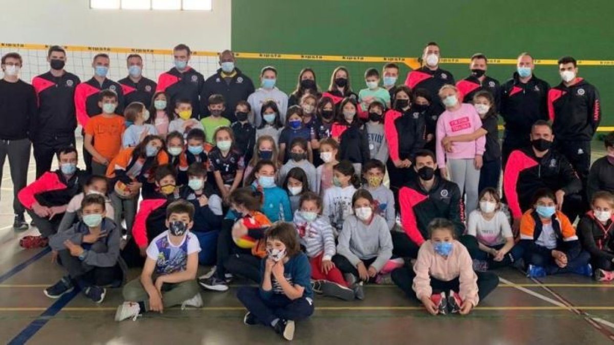 Momento de la visita del primer equipo a las categorías inferiores. HDS