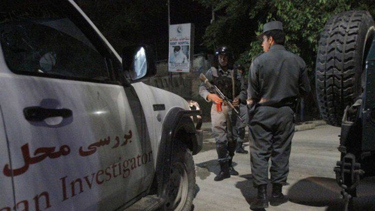 Policías afganos custodian la entrada a la pensión atacada.-Foto: AP / ALLAUDDÍN KHAN