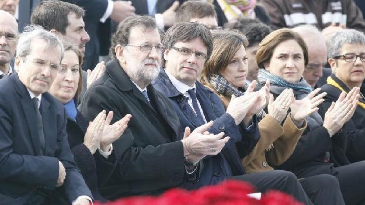 Mariano Rajoy y Carles Puigdemont, entre otras autoridades, en el acto de reconocimiento a las víctimas del accidente de GermanWings.-FERRAN NADEU