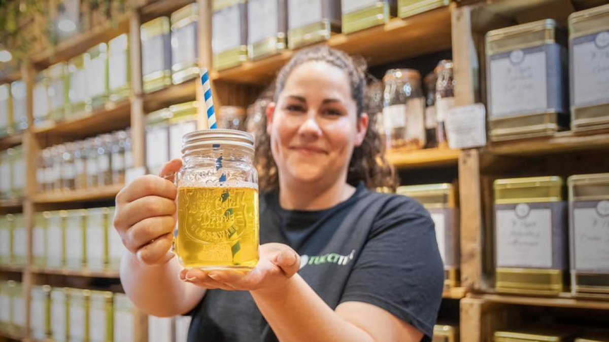 La propietaria de Tuccitea, en la capital, con una infusión de limonada. GONZALO MONTESEGURO