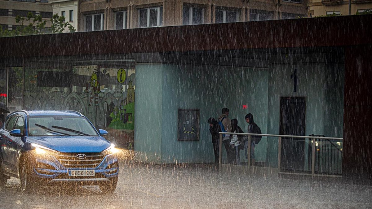 Gente a refugio de la tromba de agua y granizo en el centro de Soria sobre las 20.00 horas de este miércoles. MARIO TEJEDOR