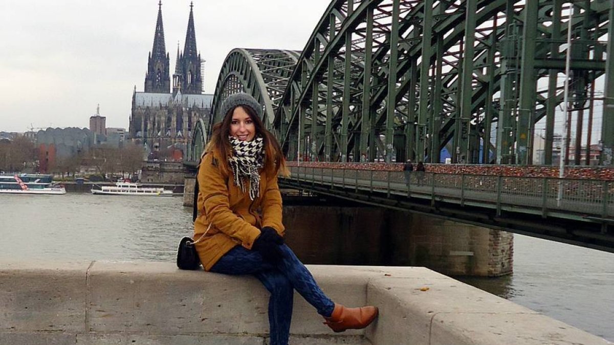 Ana Sanz Postigo con la catedral de Colonia a sus espaldas.-