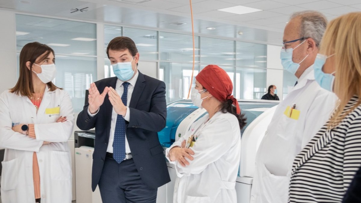El presidente Fernández Mañueco durante su visita a las nuevas instalaciones del hospital. GONZALO MONTESEGURO