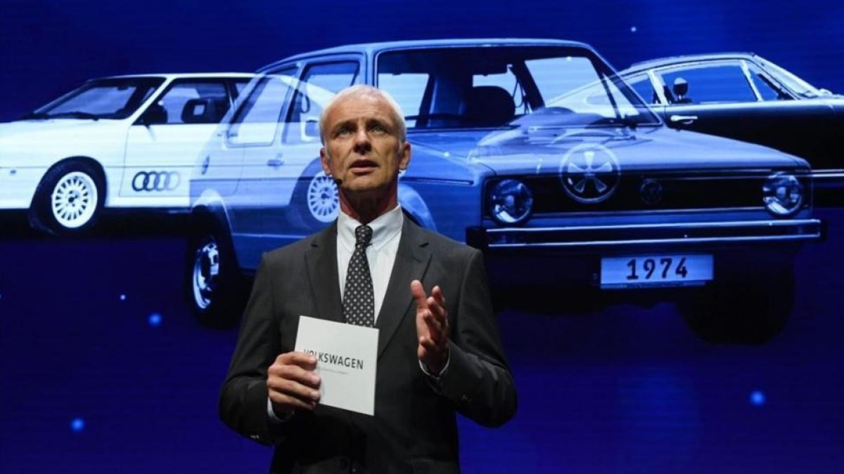 El presidente de Volkswagen, Matthias Müller, en un acto durante el Salón del Automóvil de París.-EFE / ULI DECK