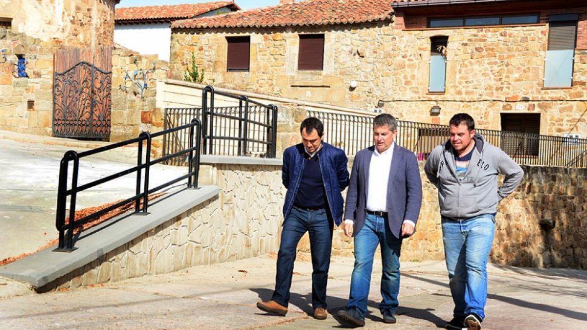 Javier Muñoz, Javier Antón y Sergio Martín caminan por la calle remozada.-ÁLVARO MARTÍNEZ