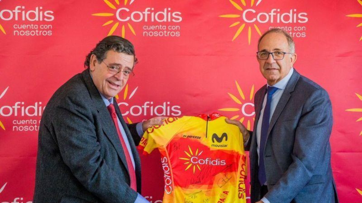Joan Sitges (izquierda) y José Luis López Cerrón, en el acto de firma de la renovación de patrocinio.-TWITTER / COFIDIS