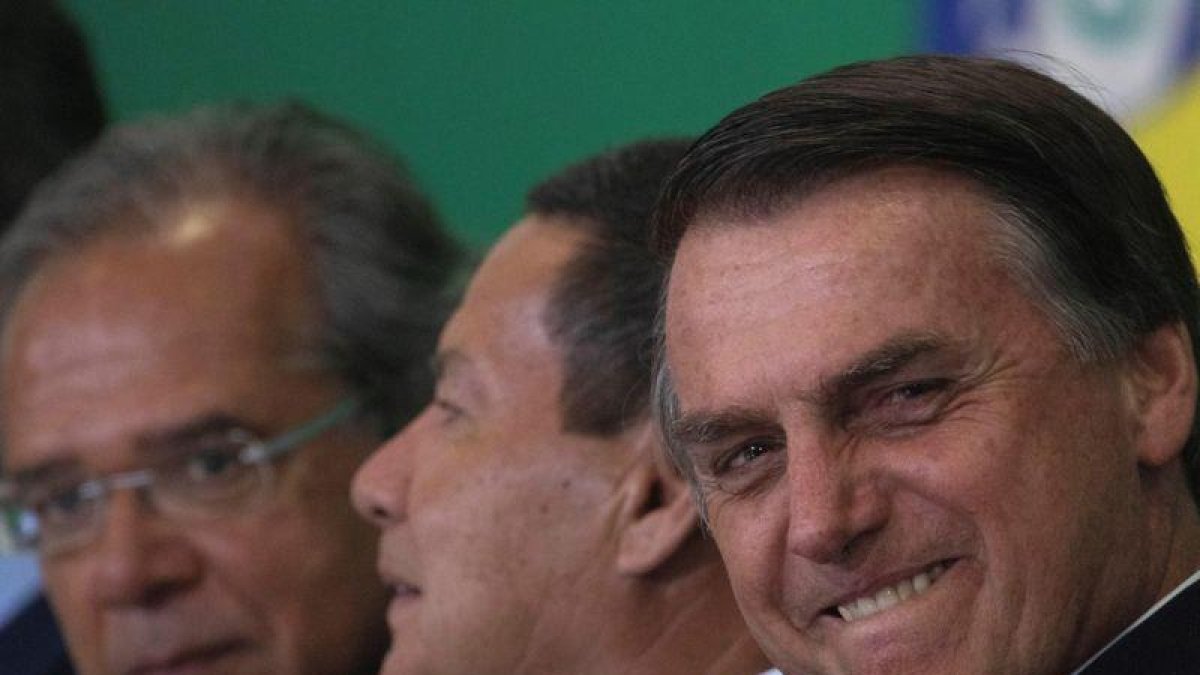 El presidente de Brasil, Jair Bolsonaro, acompañado del vicepresidente de Brasil, General Hamilton Mourao, y el ministro de Economía, Paulo Guedes.-EFE / JOEADSON ALVES