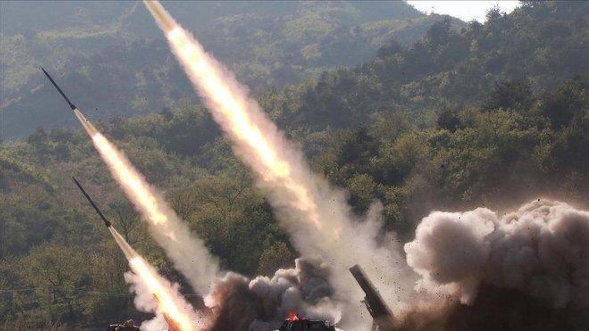 Fotografía cedida por la Agencia de Noticias Central de Corea del Norte (KCNA) que muestra el lanzamiento de misiles durante un simulacro de ataque de unidades militares ayer jueves, en un lugar no revelado.-KCNA