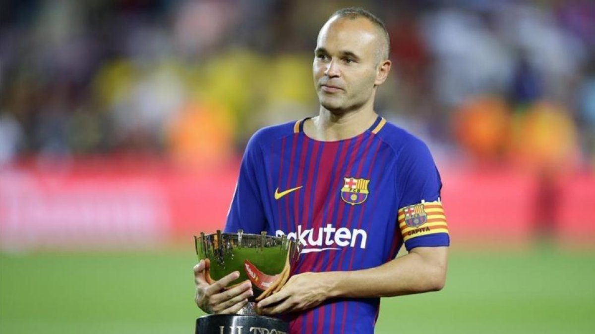 Iniesta, con el trofeo Joan Gamper-AP / MANU FERNANDEZ