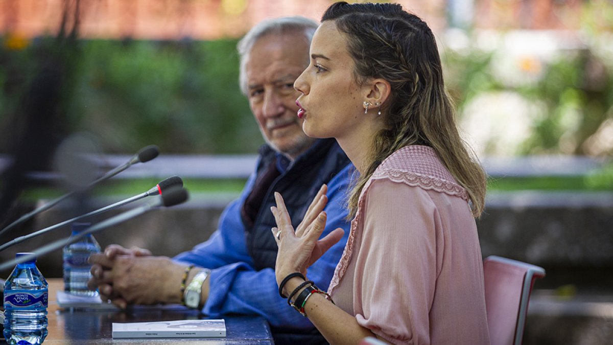 El concejal de Cultura, Jesús Bárez, junto a la escritora María Álvarez, en la pista Alameda. MARIO TEJEDOR
