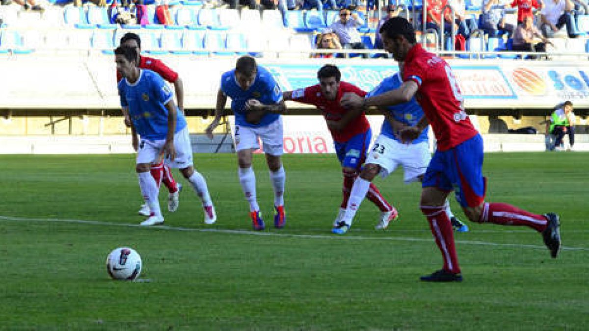 Nagore en el momento de lanzar el penalti ante el Almería. / A. Martínez-