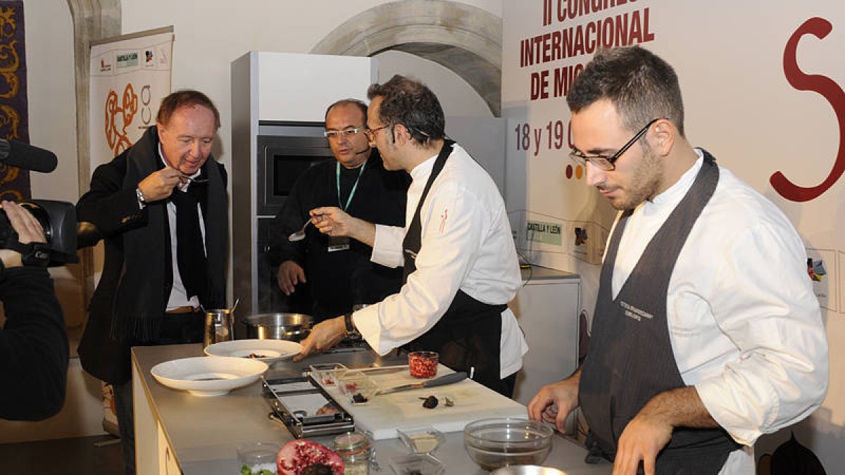 El cocinero italiano, Massimo Bottura, da de probar uno de los platos al director de Madrid Fusión, José Carlos Capel. / VALENTÍN GUISANDE-
