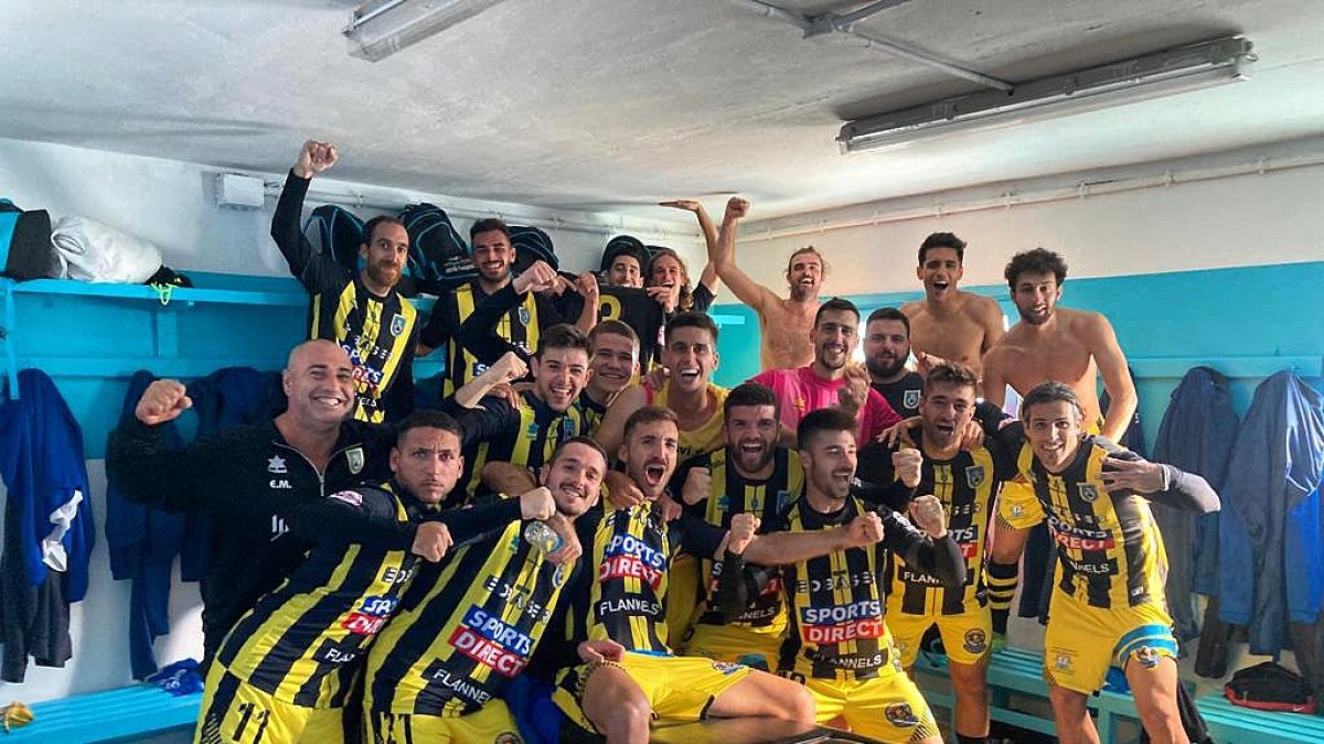 Celebración de los jugadores del Andratx tras su victoria el pasado fin de semana en el campo del Brea. Twitter Andratx