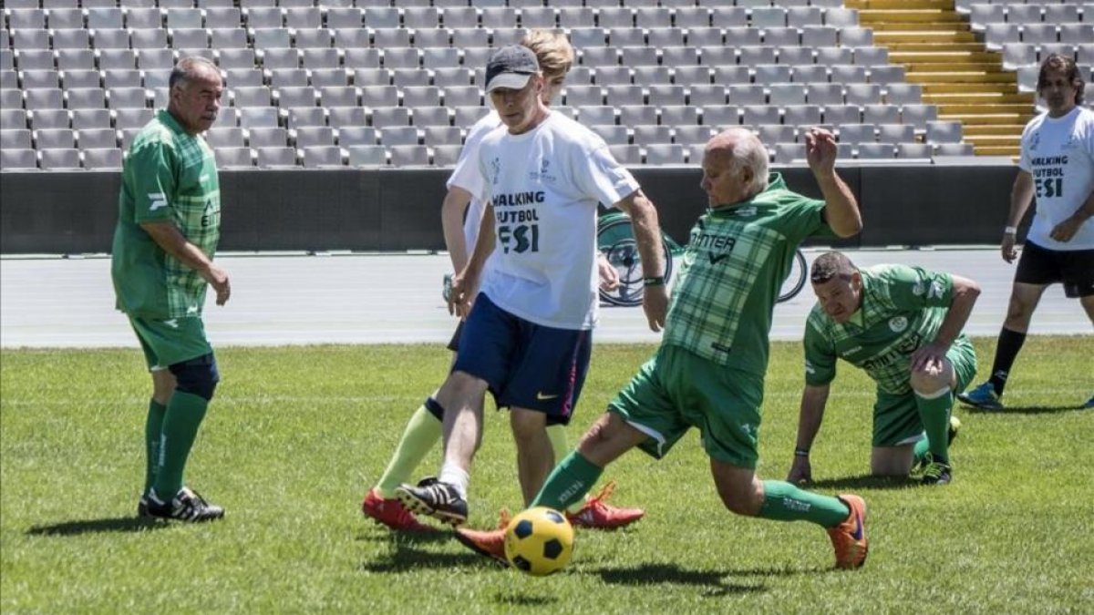 Archibald, con gorra, en uno de los partidillos en el Estadio Olímpico de Montjuïc.-EL PERIÓDICO