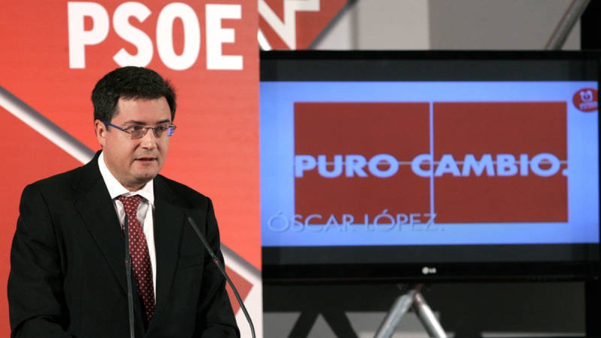 El secretario general del PSOE de Castilla y León, Óscar López, inaugura en León el Foro de Industria y Empleo. / ICAL-