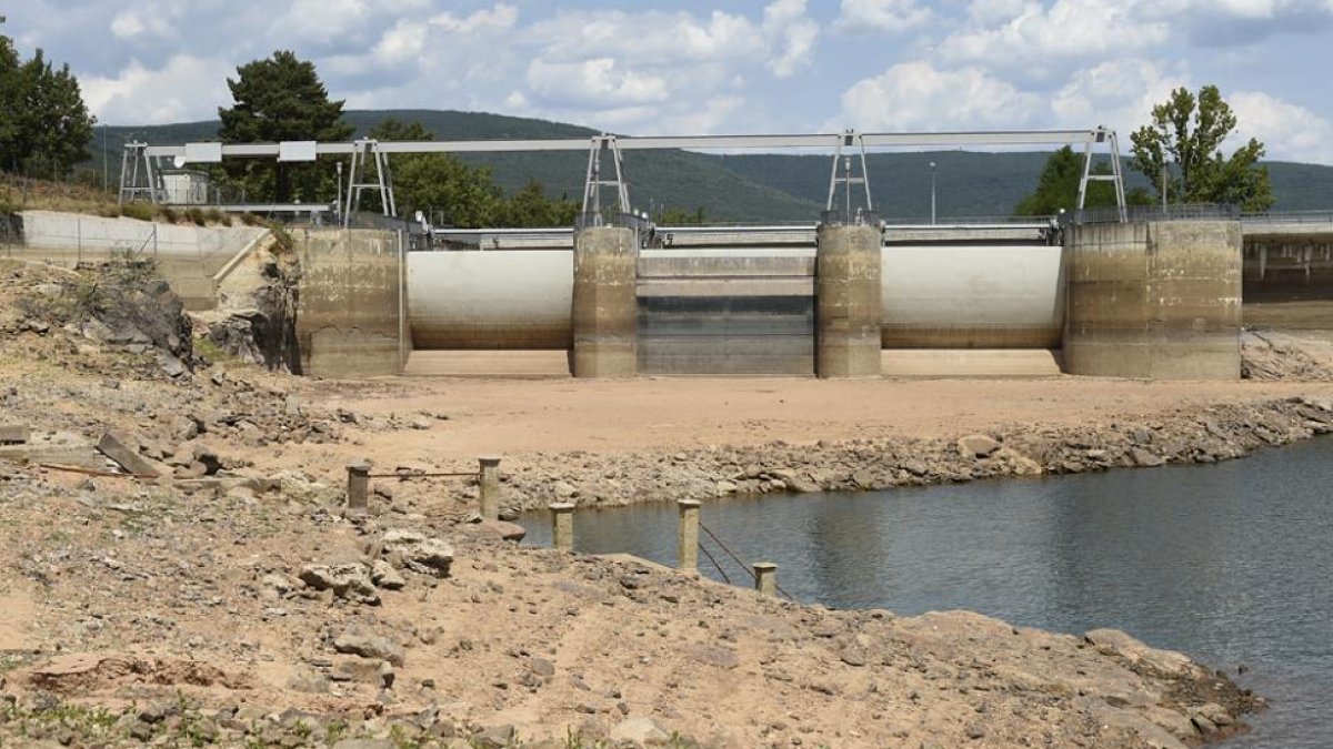 Embalse de Cuerda del Pozo en la jornada de ayer.-VALENTÍN GUISANDE