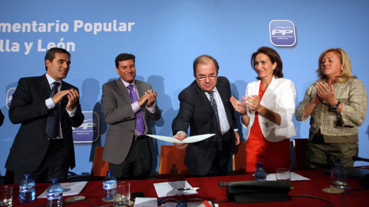 El presidente de la Junta y del Grupo Popular, Juan Vicente Herrera, recibe los aplausos del Grupo Popular en la clausura la jornada de trabajo del GPP que se celebra en la sede de las Cortes. / ICAL-