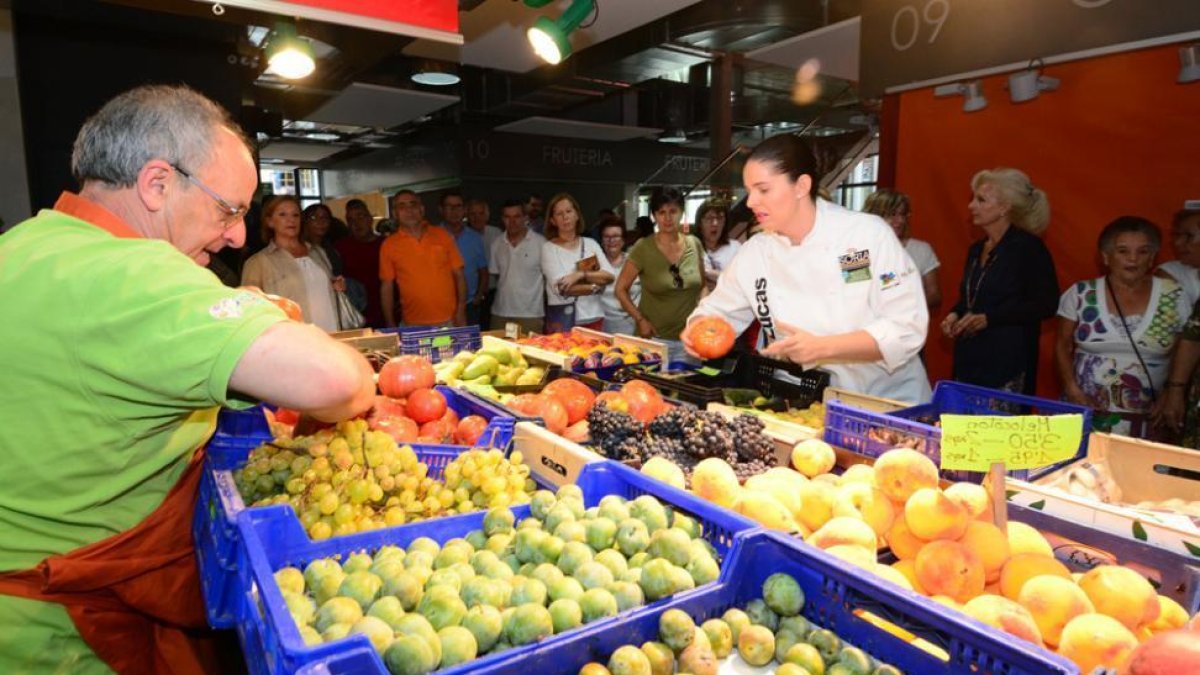 Elena Lucas eligió personalmente producto fresco en el mercado muinutos antes de su demostración culinaria.-Álvaro Martínez