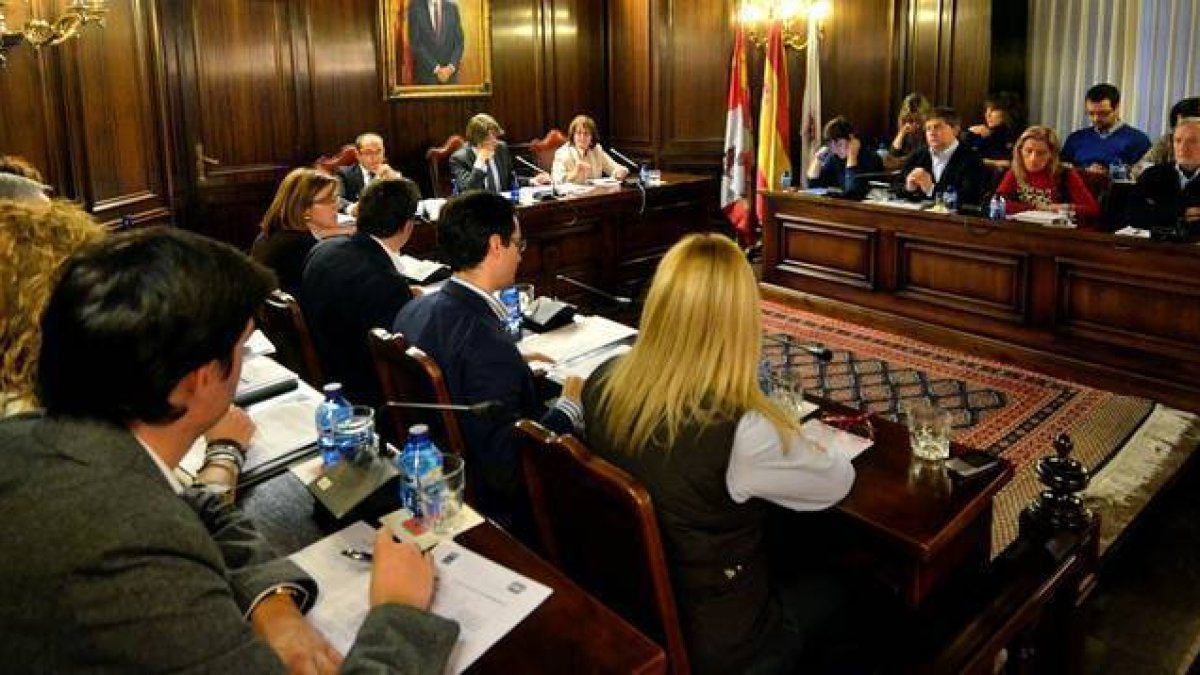 Corporación durante un Pleno de esta legislatura. / VALENTÍN GUISANDE-