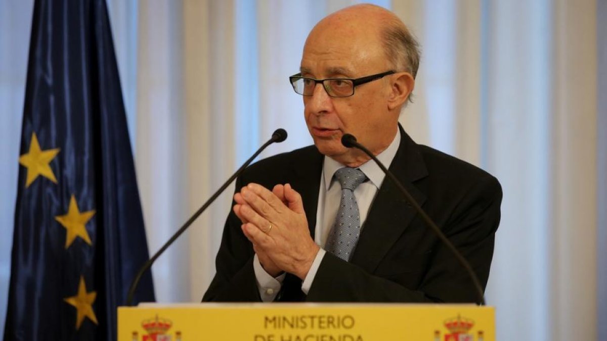El Ministro de Hacienda, Cristobal Montoro, durante la firma del concierto de prestaciones de Muface.-/ JOSÉ LUIS ROCA