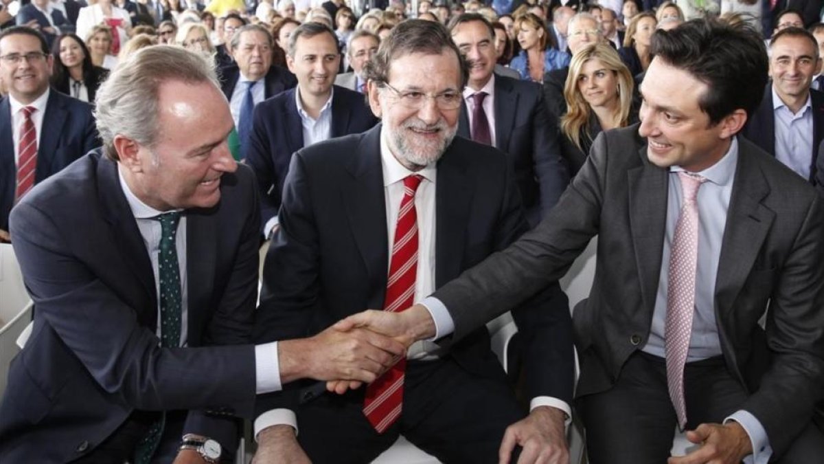 Vicente Betoret saluda al expresidente de la Comunidad Valenciana Alberto Fabra en presencia de Mariano Rajoy, durante un acto del PP en Valencia en mayo del 2015.-MIGUEL LORENZO
