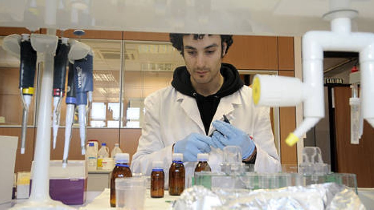 Uno de los investigadores del Centro de los Alimentos. / VALENTÍN GUISANDE-
