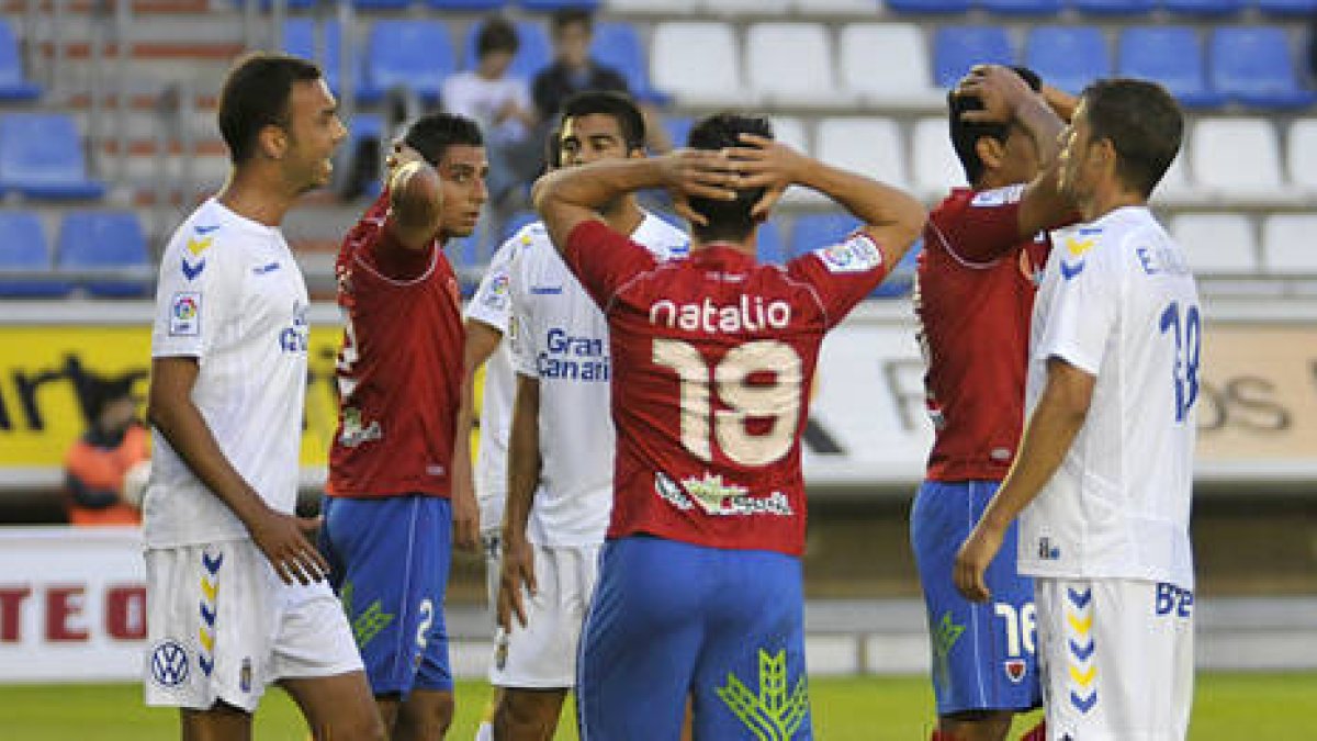Los jugadores del Numancia se lamentan por una ocasión errada. / Diego Mayor-