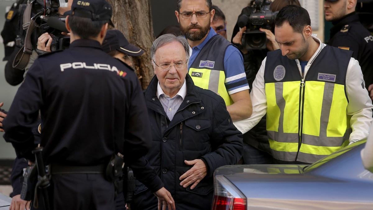 Miguel Bernard, presidente del sindicato Manos Limpias, sale de la sede acompañado de la policí­a.  /-JOSÉ LUIS ROCA