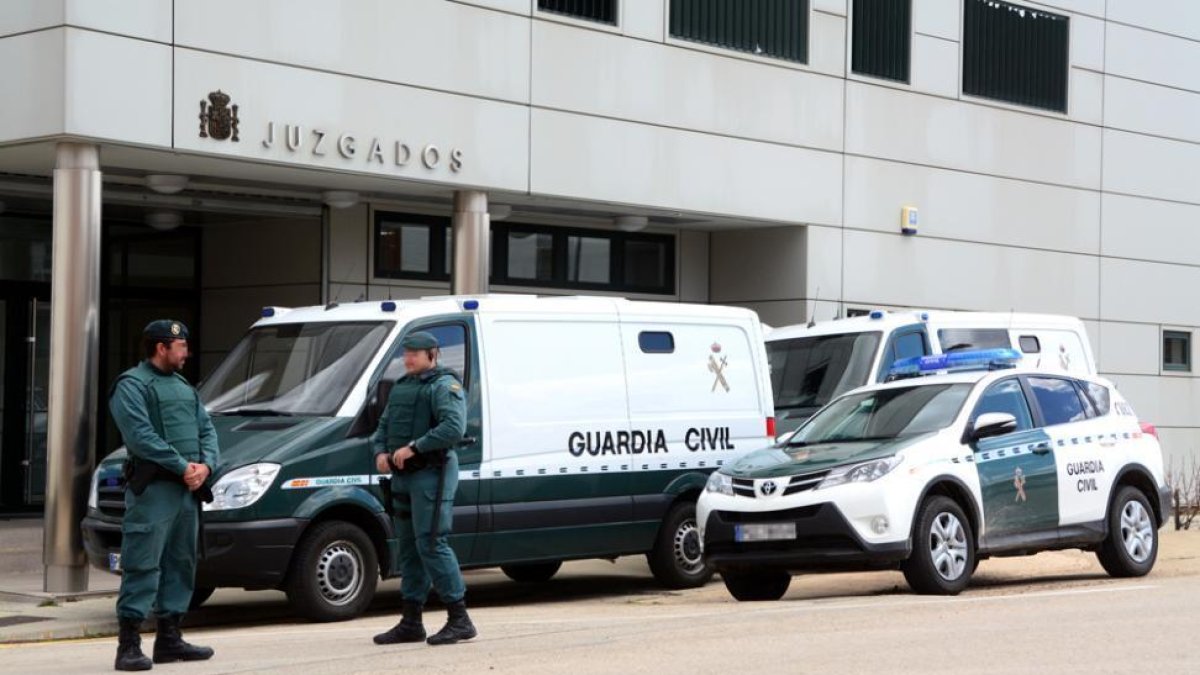 Efectivos de la Guardia Civil, ayer, en la puerta del Juzgado de Almazán.-ÁLVARO MARTÍNEZ