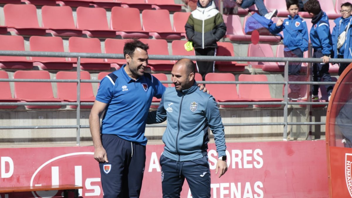 Iñaki Bea y Tato se saludan antes del inicio del partido en Los Pajaritos. GTONZALO MONTESEGURO