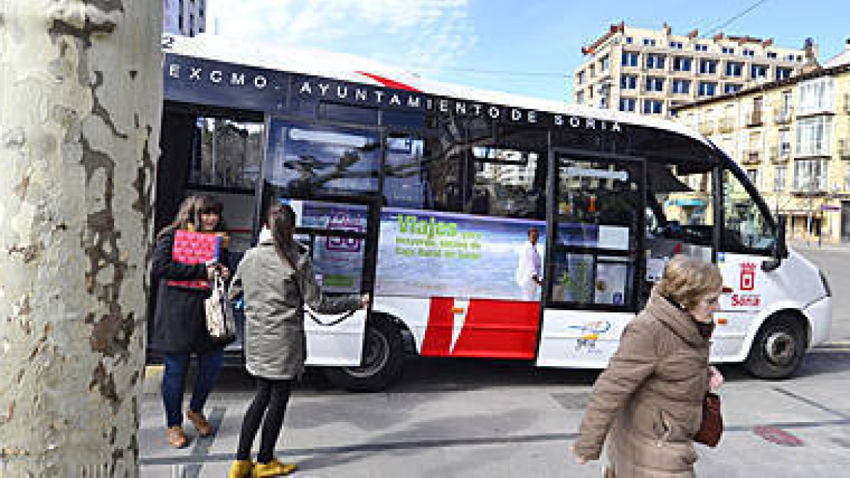 El servicio de autobuses se podrá usar en breve con la tarjeta ciudadana. / VALENTÍN GUISANDE-