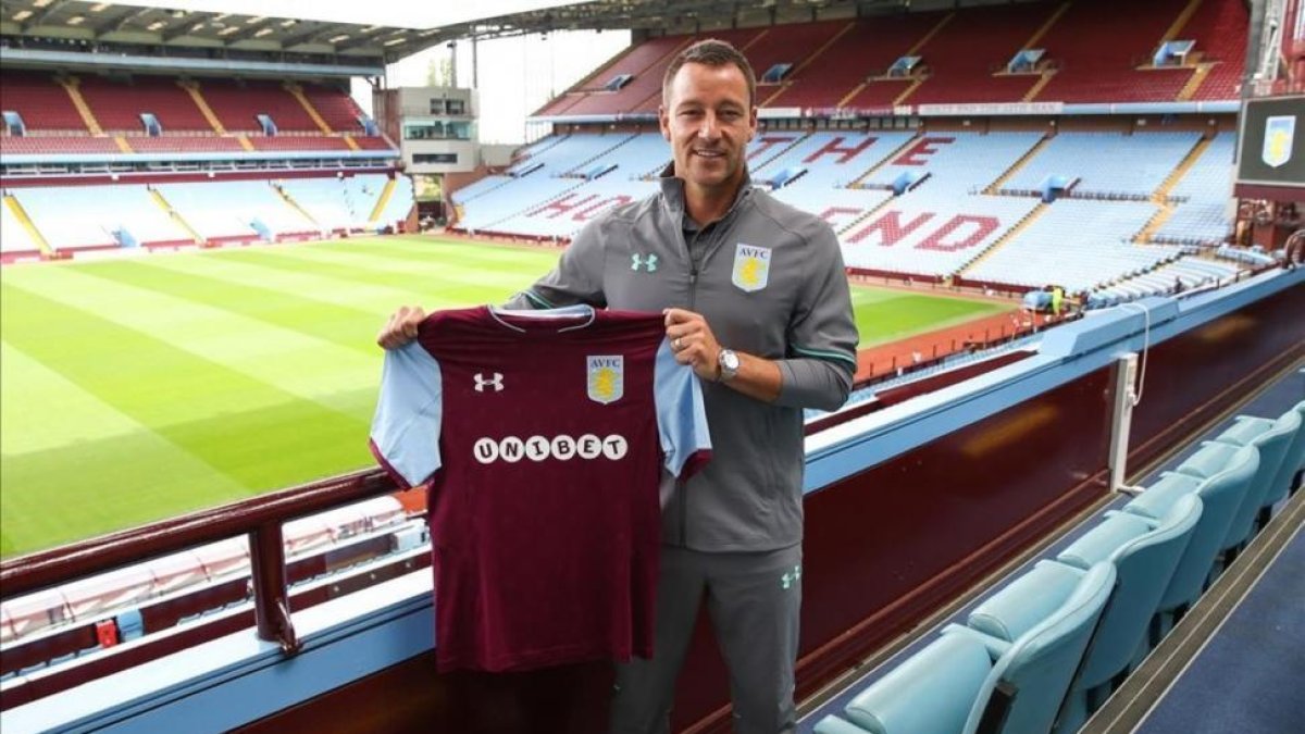 Terry posa con su nueva camiseta en el Villa Park-BARRINGTON COOMBS
