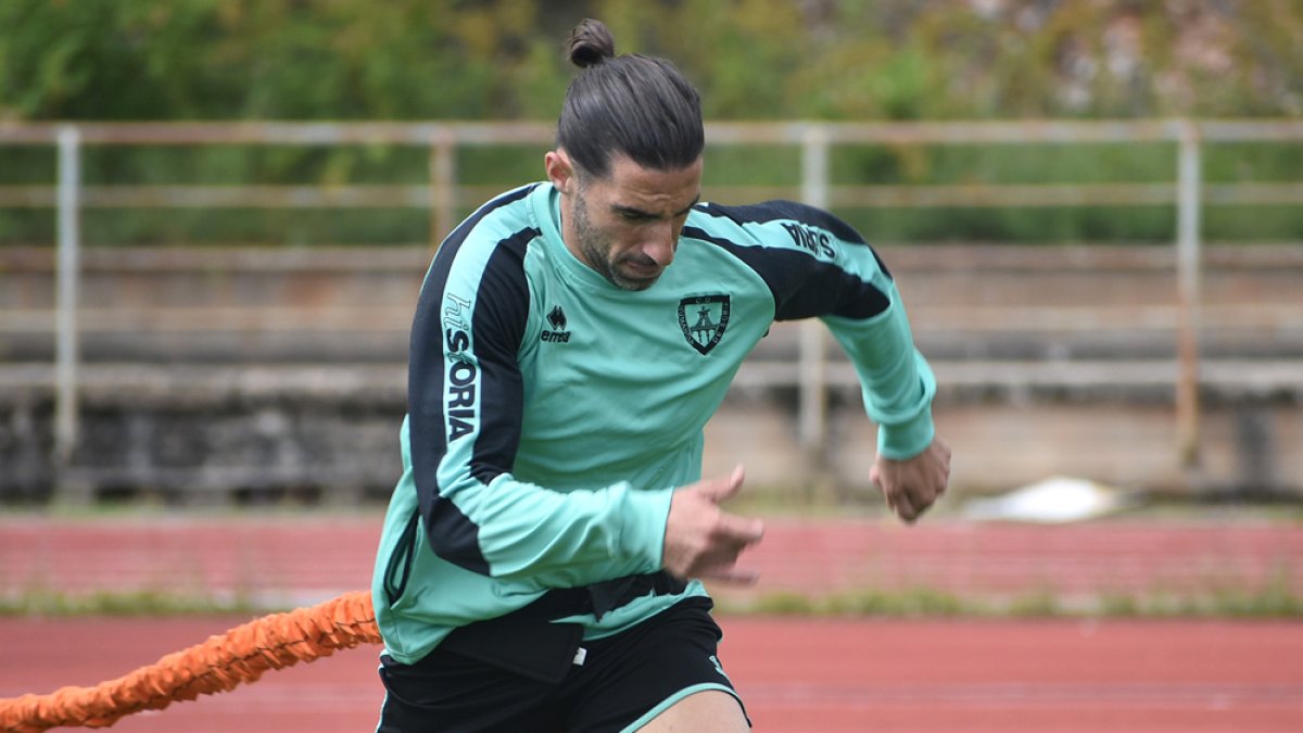 El capitán Mateu en el entrenamiento de ayer de los rojillos en el anexo de Los Pajaritos. CD NUMANCIA