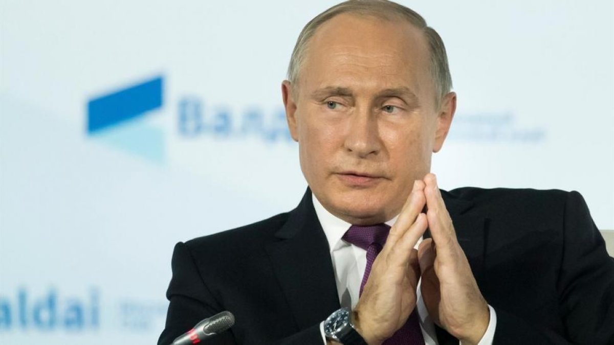 Putin gesticula durante su intervención en la conferencia anual del foro Valdai, en Sochi, el 19 de octubre.-AFP / ALEXANDER ZEMLIANICHENKO