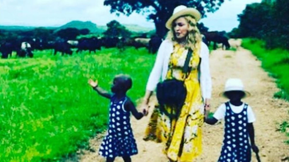 Madona y sus dos gemelas adoptadas.-
