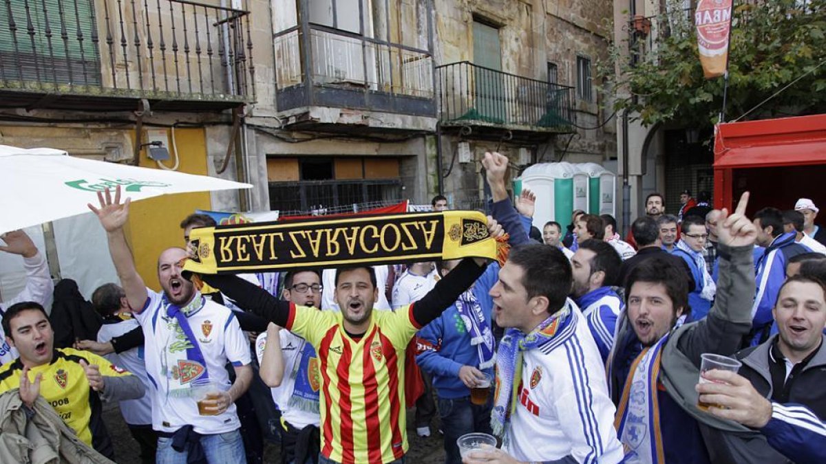 Aficionados del Real Zaragoza durante los actos de hermanamiento de la temporada pasada en la Plaza Mayor de Soria.-DIEGO MAYOR