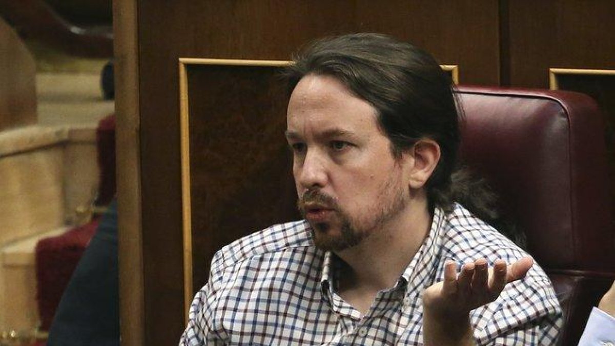 Pablo Iglesias, en su escaño en el Congreso.-DAVID CASTRO