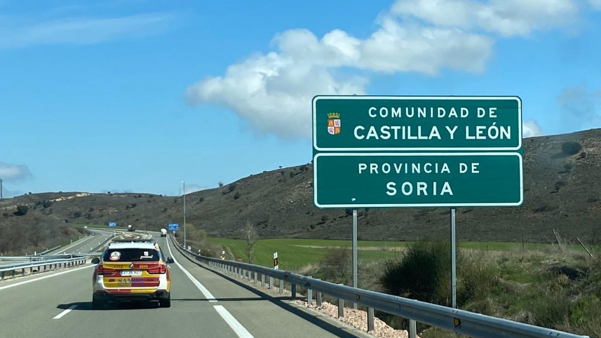 Un vehículo del Samur en el momento de entrar en la provincia de Soria.