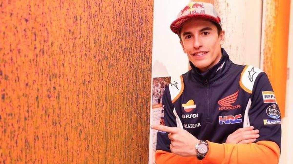 Marc Márquez, hoy, junto a uno de los ocho cuadros que pintó con su Honda.-REPSOL MEDIA / ALPHA PRO