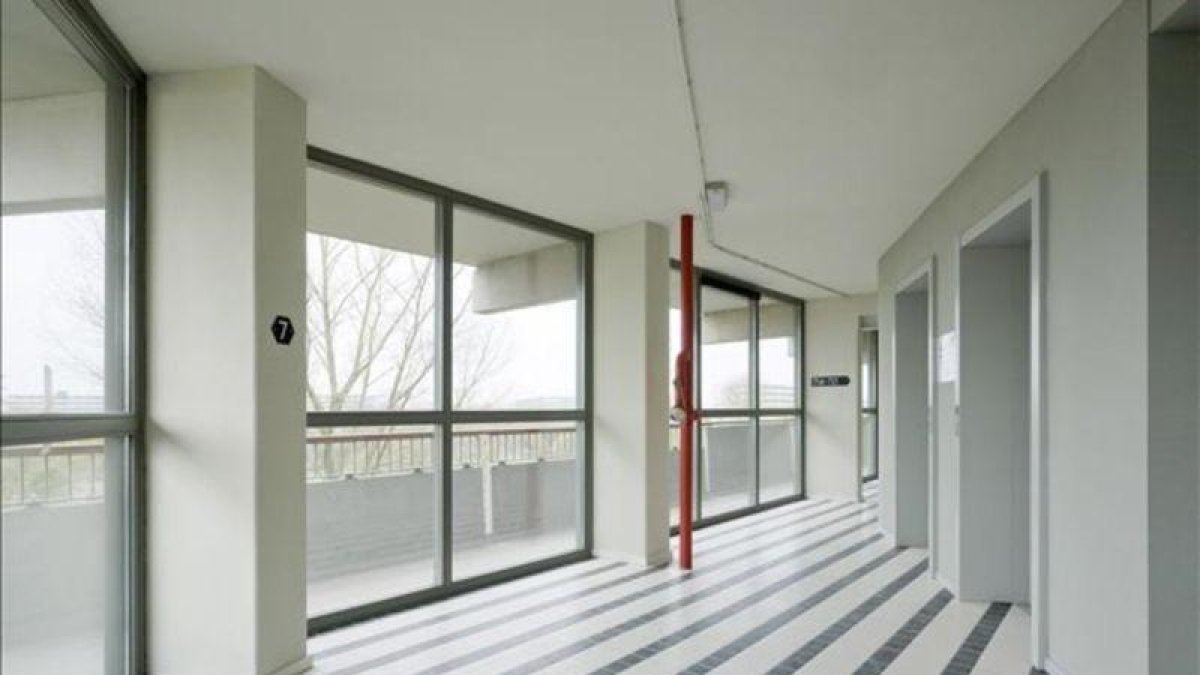 Interior del edificio de viviendas de Ámsterdam ganador del Premio Mies van der Rohe 2017.-EFE / MARCEL VAN DER BURG