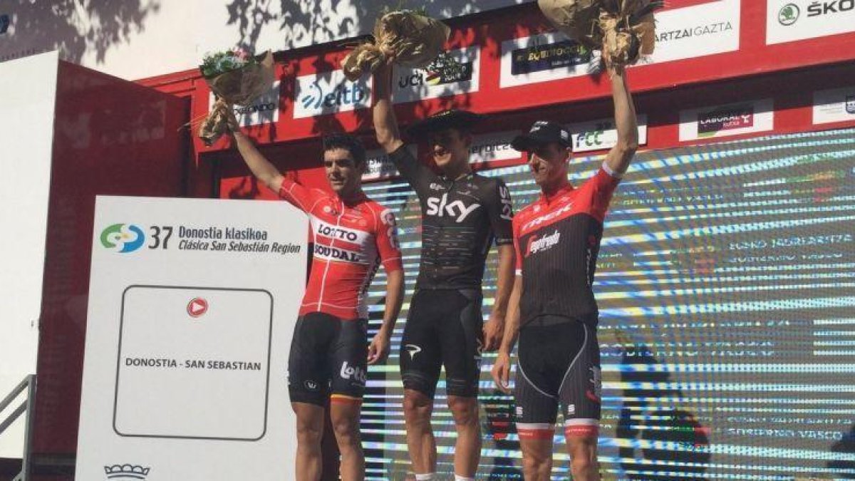 Michal Kwiatkowski, en el podio de San Sebastián junto a Tony Gallopin y Bauke Mollema.-DONOSTIA KLASIKOA