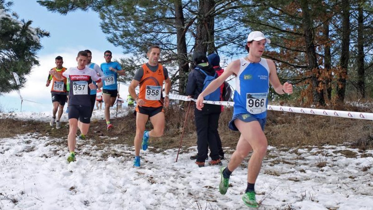 Raúl Martínez Antón fue el mejor en el Cross San Antón de Los Llamosos que ayer se celebró en la localidad soriana con la nieve como protagonista.-Luis Ángel Tejedor