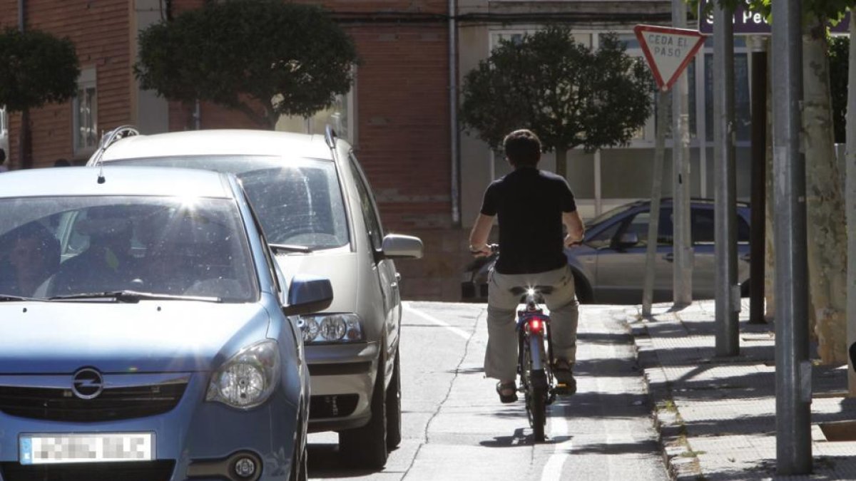 Un ciclista en el barrio de San Pedro.-Luis Ángel Tejedor