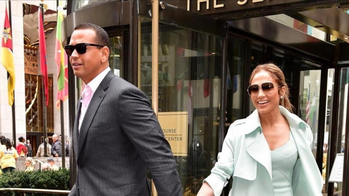 Jennifer Lopez y su novio, Alex Rodríguez pasean por las calles de Nueva York, el pasado 24 de abril.-JAMES DEVANEY
